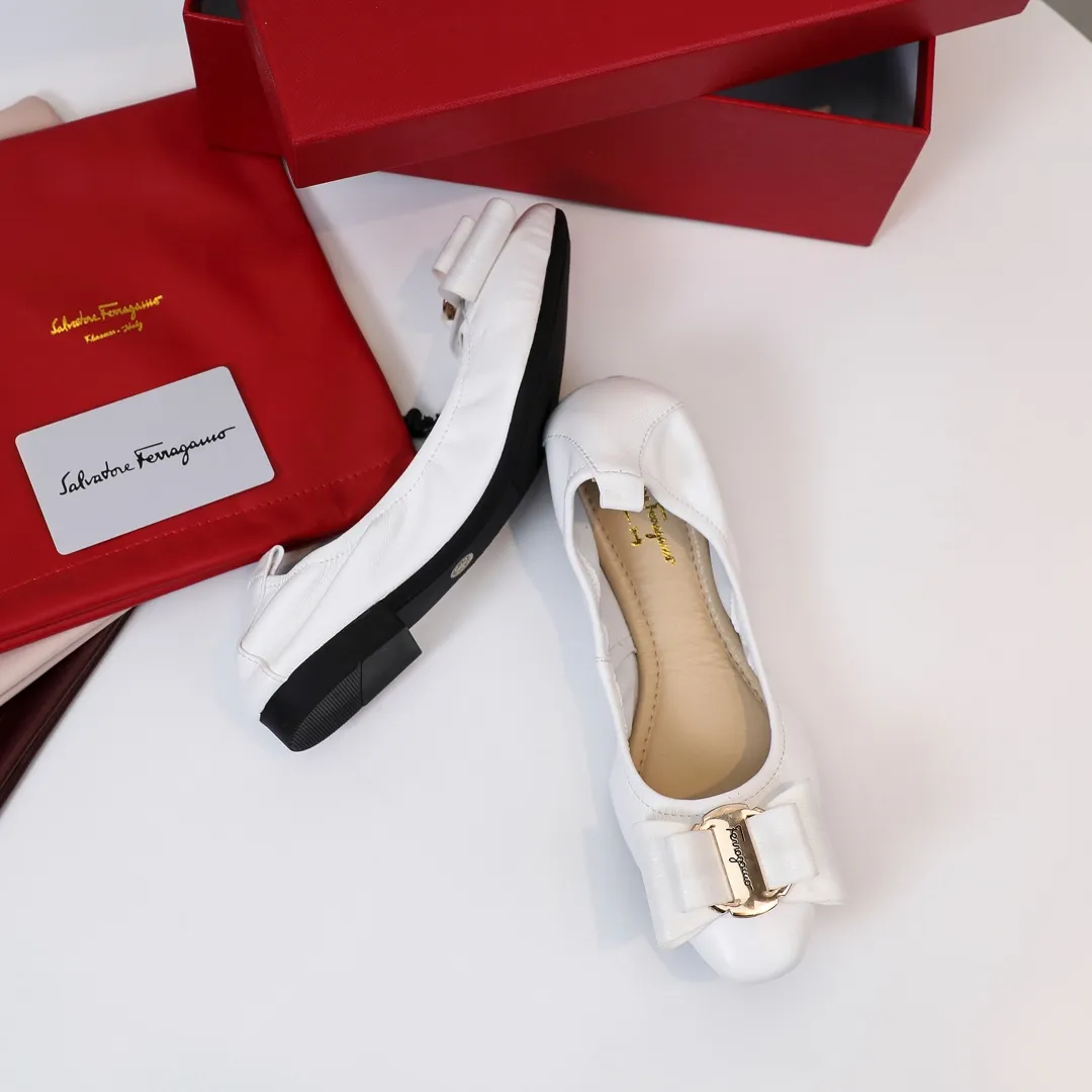 👟👟Ex-factory price 360👟👟 Early spring new style Salvatore Ferragamo hot style small square toe egg roll shoes [wit] 5mm high elastic latex, so soft you want to cry❗️The toe is equipped with Ferragamo's signature hardware butterfly🦋 buckle. Newly opened mold and upgraded outsole, 1cm heel is comfortable and not tiring. Upper: mixed sheepskin Inner pads: light goatskin (non-fading) Color: black, white, gun, red, burgundy, blue, pink Code number: 34-41